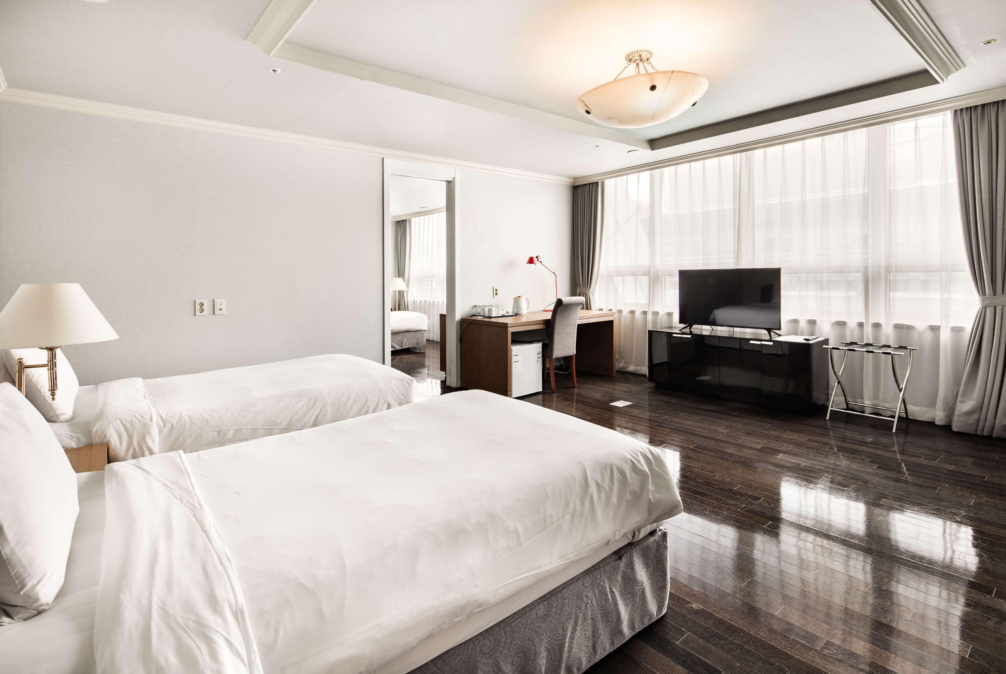 Ramada Hotel And Suites Seoul Namdaemun Exterior photo